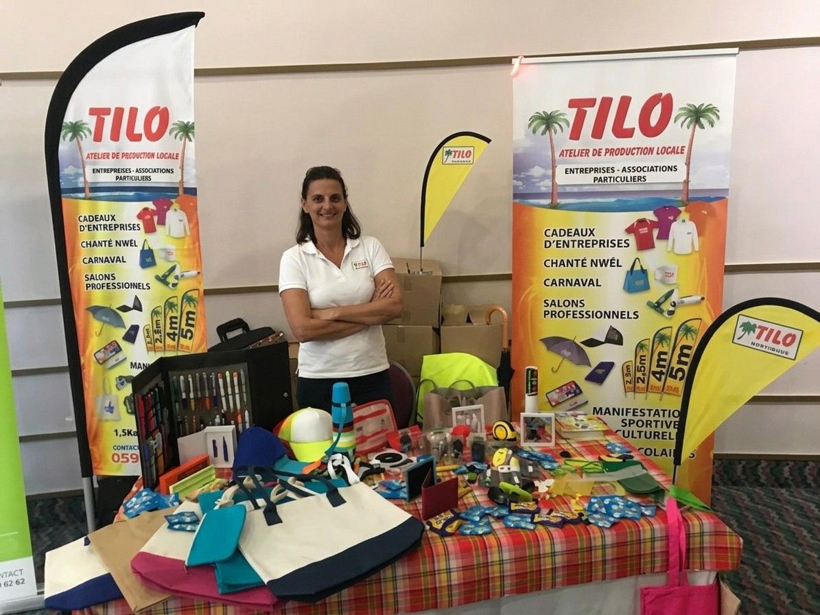 Stand TILO Martinique en salon : textiles, sacs et objets publicitaires personnalisés